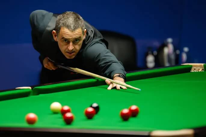 Séquence live de snooker, arbitre et écran de scores